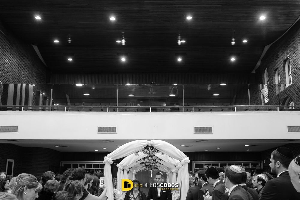 Fotos de la boda de Jesi y Eze por Dario de los Cobos Fotografía. Fotos del getting ready, ceremonia en Templo Agudat Dodim y de la fiesta en Hotel Intercontinental