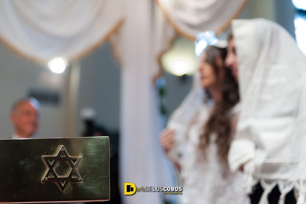 Fotos de la boda de Marina y Ariel por Dario de los Cobos Fotografía. Fotos del getting ready, ceremonia en Templo CISBA y de la fiesta en Golden Center.