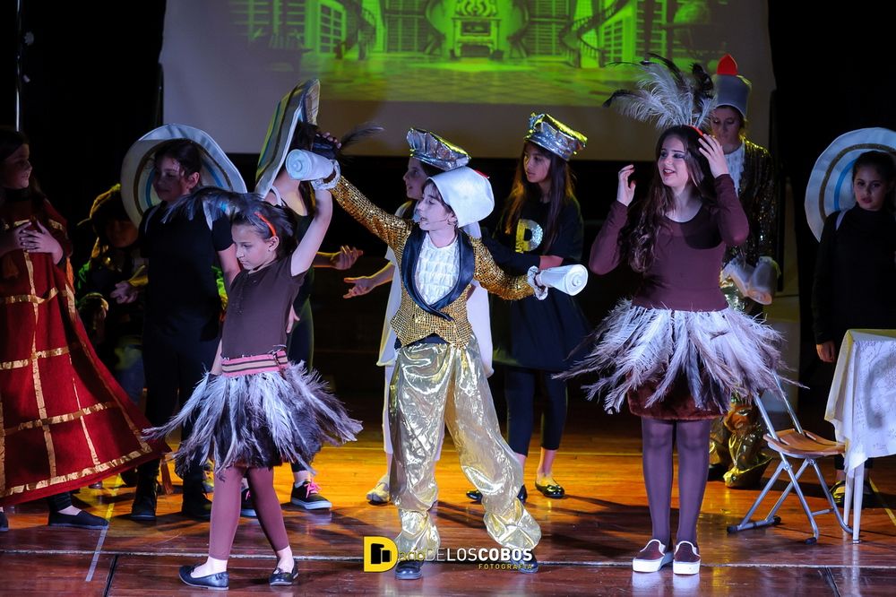 Fotos de la obra de teatro Drama Workshop Beauty and The Beast por Dario de los Cobos Fotografía en Villa Devoto School