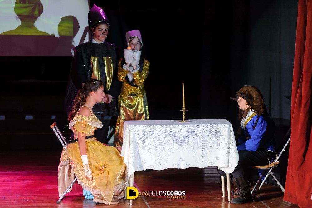 Fotos de la obra de teatro Drama Workshop Beauty and The Beast por Dario de los Cobos Fotografía en Villa Devoto School