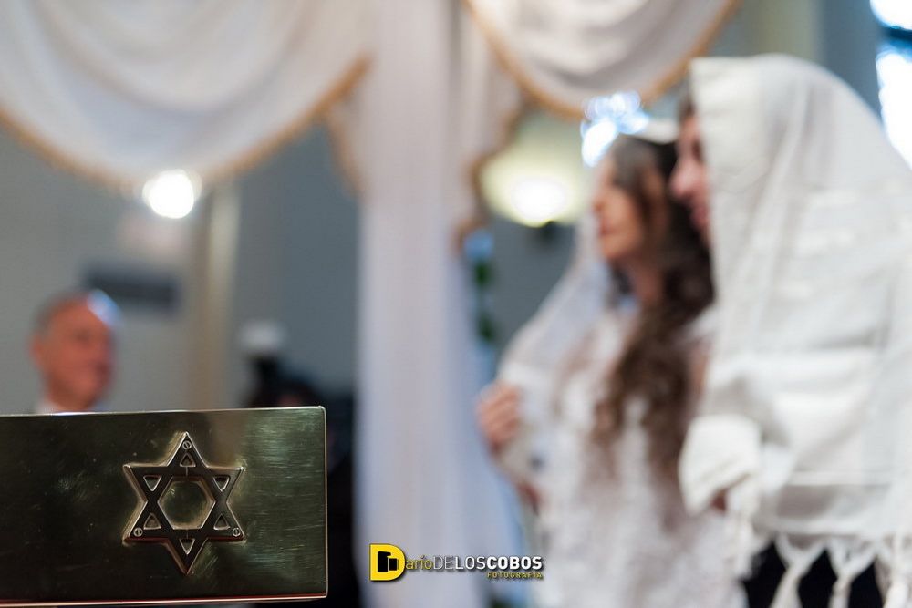 Fotos de la boda de Marina y Ariel por Dario de los Cobos Fotografia. Fotos del getting ready, de la ceremonia en Templo Cisba y de la fiesta en Golden Center.