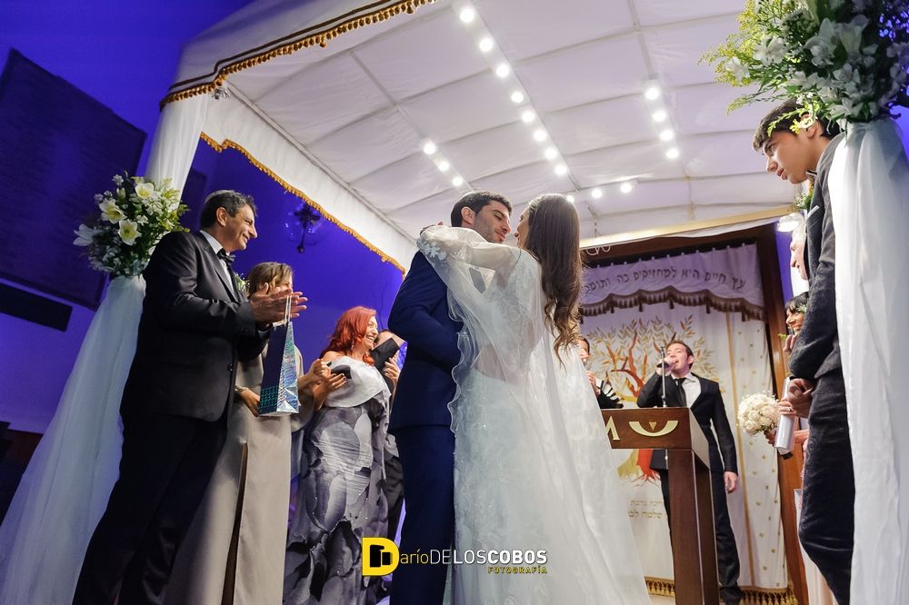 Fotos de la boda de Vanina y Jonathan por Dario de los Cobos Fotografia, fotos del getting ready, fotos de la ceremonia en Templo Chalom y fotos de la fiesta en Madero Walk