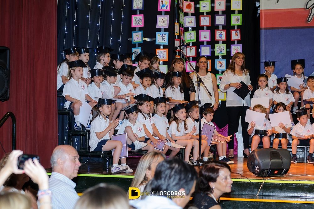 Fotos de la entrega de diplomas de kinder 5 por Dario de los Cobos Fotografía en Villa Devoto School, Buenos Aires, Argentina