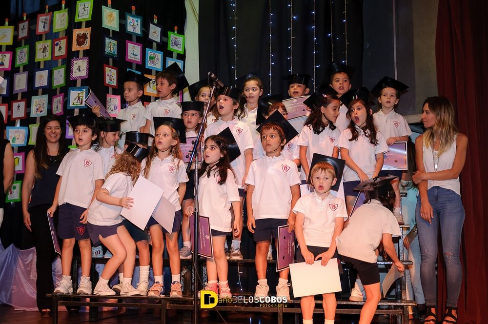 Fotos de la entrega de diplomas de kinder 5 por Dario de los Cobos Fotografía en Villa Devoto School, Buenos Aires, Argentina