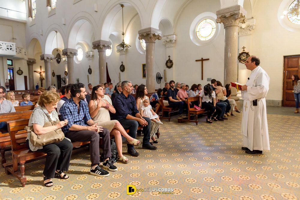 Imágenes del bautismo de Julieta en la parroquia Nuestra Señora de las Mercedes en Buenos Aires por Darío de los Cobos Fotografía