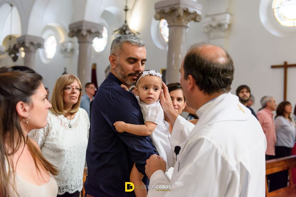 Imágenes del bautismo de Julieta en la parroquia Nuestra Señora de las Mercedes en Buenos Aires por Darío de los Cobos Fotografía